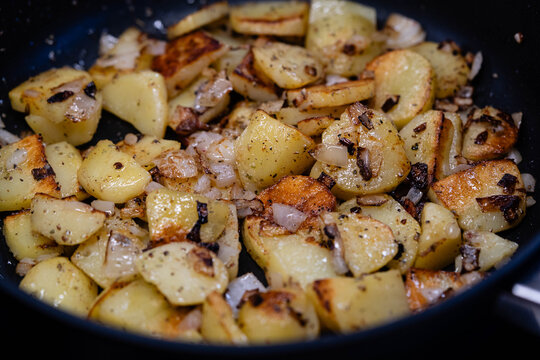 Bratkartoffeln mit Kr&auml;utern und Gew&uuml;rzen