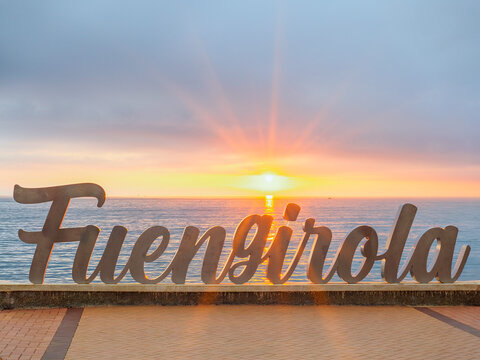 Cartel de Fuengirola en el paseo maritima al amanecer
