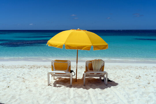 Sombrilla amarilla con dos sillas en Shoal Bay Beach en Anguilla