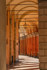 Obraz premium Historic terracotta portico with columns and arches in Bologna