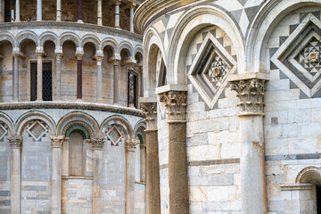 Obraz premium Architectural details of the Pisa Baptistery facade