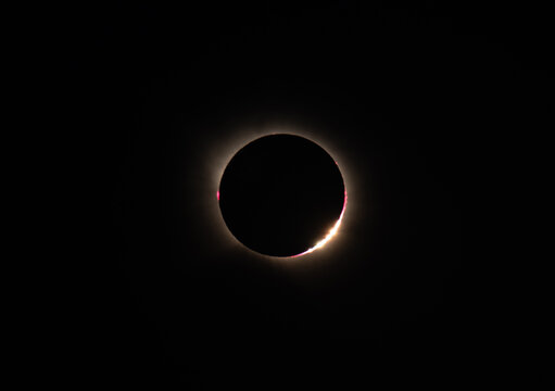 Stunning Baily's Beads Light Flash During Total Solar Eclipse