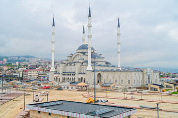 Modern İskenderpaşa Mosque with four slender minarets at a construction site for the redesign of the forecourt  cityscape of Trabzon, Black Sea region, Türkiye © GrebnerFotografie