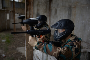 Obraz premium Group of soldiers take defensive positions during tactical weapon training