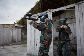 Obraz premium Group of soldiers preparing for the attack together, while aiming, using their weapons