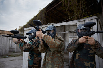 Obraz premium Group of soldiers preparing for the attack together, while aiming, using their weapons