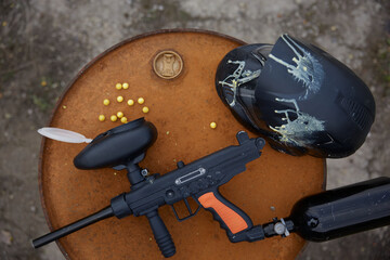 Obraz premium A composition of a military helmet, a weapon and a pistol magazine on a barrel