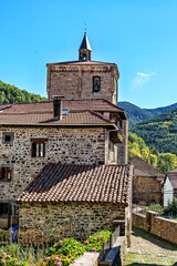 Obraz premium Strolling through Isaba in Roncal valley, Pyrenees, Navarre in Spain with brownish tiled roofs of residential buildings