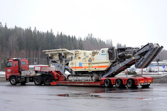 Red Volvo FH 520 heavy truck hauls Metso Lokotrack LT1110 Impactor plant as oversize load. 