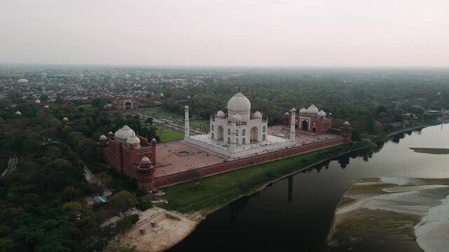 Aerial view of taj mahal mausoleum in agra, india with yamuna river and city skyline in the background