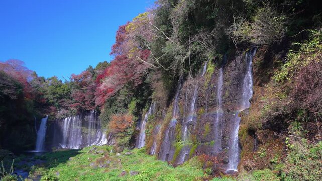 紅葉シーズンの白糸の滝
