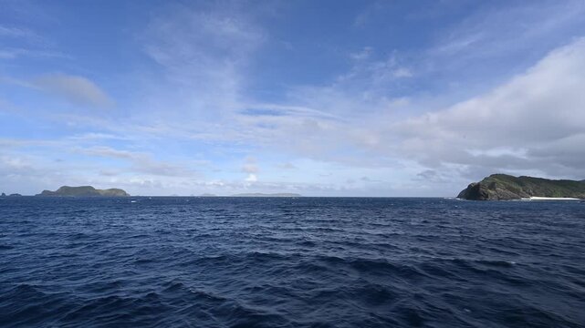 フェリーから望む沖縄・慶良間諸島、青い海に浮かぶ離島と美しい空の海上風景【沖縄・慶良間諸島風景動画】