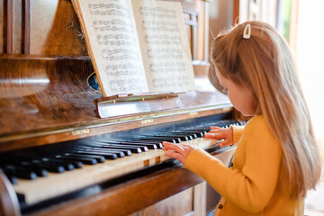 Child playing piano with focus. © Rawpixel.com
