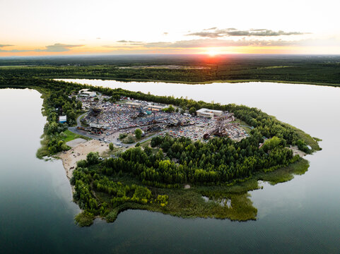 Ferropolis von oben im Sonnenuntergang beim IronCity Event im August 2025