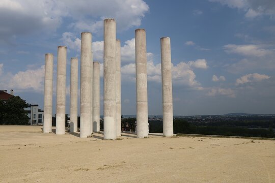 Les douze colonnes sur l'esplanade de Paris, oeuvre du sculpteur Dani Karavan, ville de Cergy, d&eacute;partement du Val d'Oise, France
