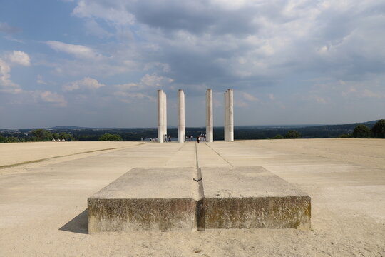 Les douze colonnes sur l'esplanade de Paris, oeuvre du sculpteur Dani Karavan, ville de Cergy, d&eacute;partement du Val d'Oise, France