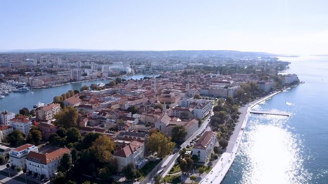 Drohnenflug &uuml;ber die Adria zur Altstadt von Zadar mit Meeresorgel und Hafen