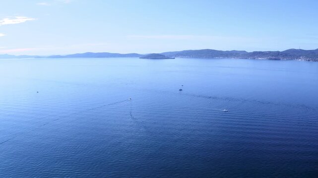 Drohnenaufnahme von Insel Ugljan und O&scaron;ljak &uuml;ber der Adria vor Zadar