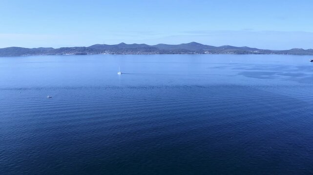 Drohnenaufnahme von der Insel Ugljan mit M&ouml;wen und Booten auf der Adria bei Zadar