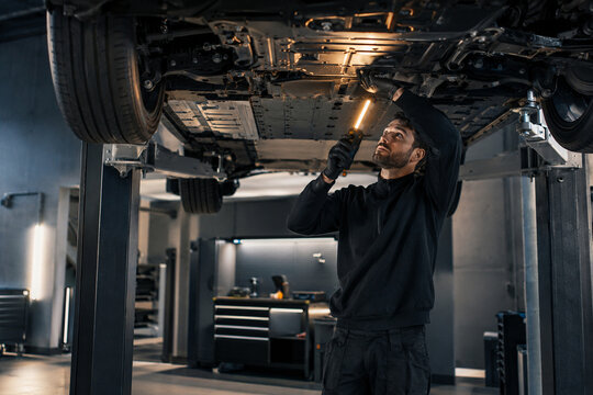 Meccanico sotto il telaio dell auto