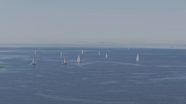 R&eacute;gate de voiliers dans la baie d'une ile grecque Leros