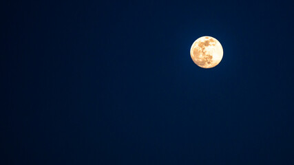 Full moon in dark blue night sky with copy space © Lumen&Lines