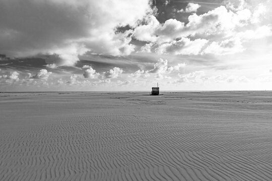 Kniepsand vor Wittd&uuml;n mit kleiner H&uuml;tte im Horizont, Insel Amrum - Schwarz-Wei&szlig; Aufnahme 