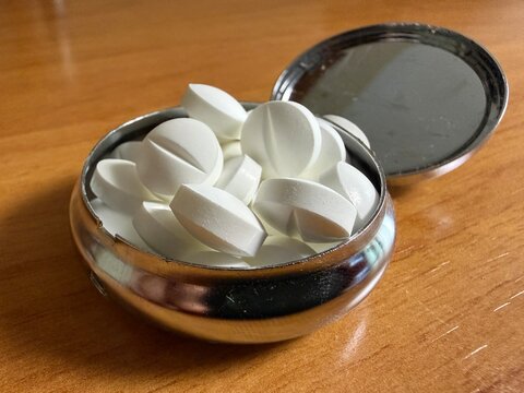 Pastillas blancas de acido acetil salic&iacute;lico para el dolor de cabeza