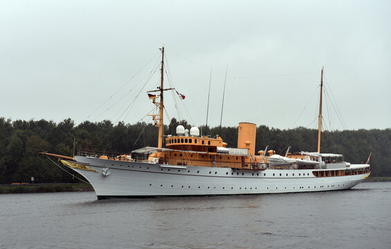Die d&auml;nische K&ouml;nigsyacht DANNEBORG f&auml;hrt bei Regen im Nord-Ostsee-Kanal