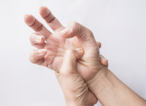 A close-up image of the fingers of an elderly person experiencing finger problems, pain, and numbness.