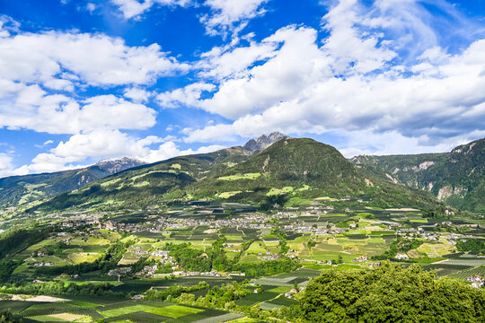 Dorf Tirol, Passeier, Fluss, Passeiertal, Vorderpasseier, Hafling, Meran, Weinberge, Obstb&auml;ume, Landwirtschaft, Wanderweg, Fr&uuml;hling, Sommer, S&uuml;dtirol, Italien