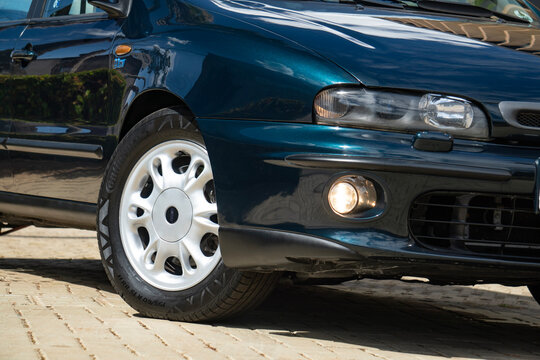 Front Angle Close-Up View of a Dark Green Metallic Fiat Marea