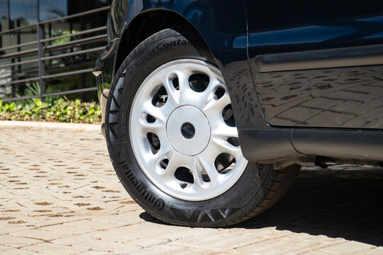 Close-Up View of Front Wheel and Fender on Dark Blue Fiat Marea