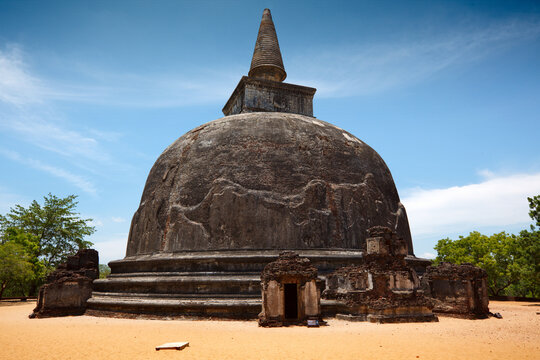 Old Kiri Vihara - ancient buddhist dagoba (stupa)