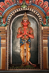 Obraz premium A hanuman statue in Hindu Temple. Sri Ranganathaswamy Temple. Tiru