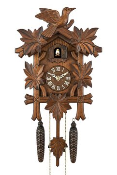 Traditionelle Kuckucksuhr aus Holz mit geschnitztem Vogel und Tannenzapfen