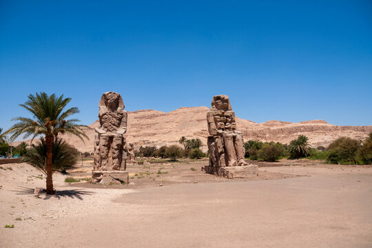 Los Colosos de Memn&oacute;n en el templo funerario de Amenofis III, L&uacute;xor