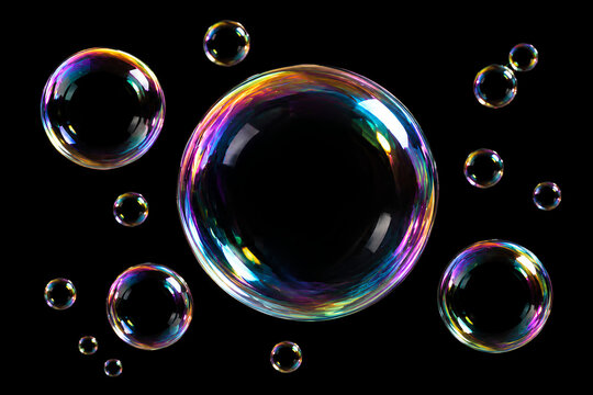 Bulles de savon iridescentes color&eacute;es flottant sur fond noir