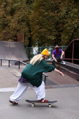 Obraz premium Woman with skateboard and man in skate park