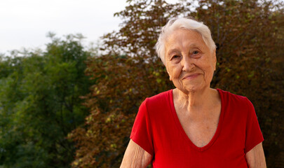 Obraz premium Portrait of old senior woman at balcony