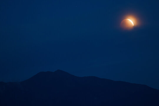 Fin d'une &eacute;clipse de lune sur le Canigou