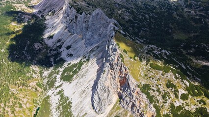 Arête rocheuse vertigineuse vue de haut, parc national du Triglav, vallée des Sept Lacs, Slovénie