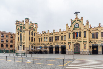 Façade moderniste de la Gare du Nord et en arrière plan les Arènes de Valence, en Espagne © Pierre Violet