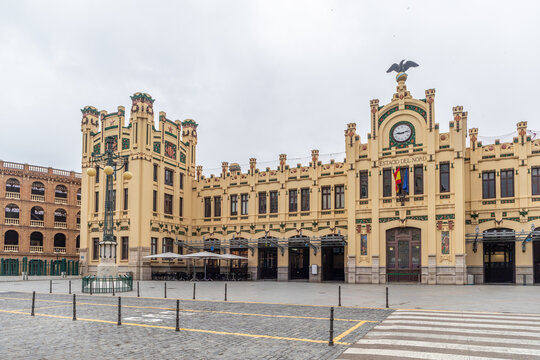 Fa&ccedil;ade moderniste de la Gare du Nord et en arri&egrave;re plan les Ar&egrave;nes de Valence, en Espagne