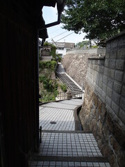 急傾斜地の路地 © 藤与門