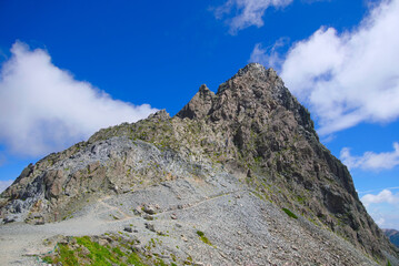 Fototapeta premium 北アルプスの槍ヶ岳山荘付近から望む槍ヶ岳