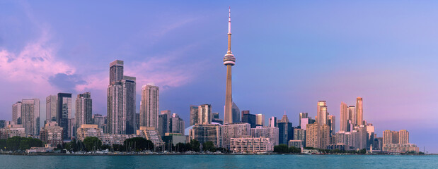Obraz premium Panoramic view of the downtown Toronto financial center skyline with modern skyscrapers