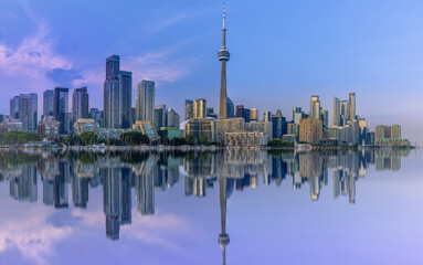 Obraz premium Panoramic view of the downtown Toronto financial center skyline with modern skyscrapers