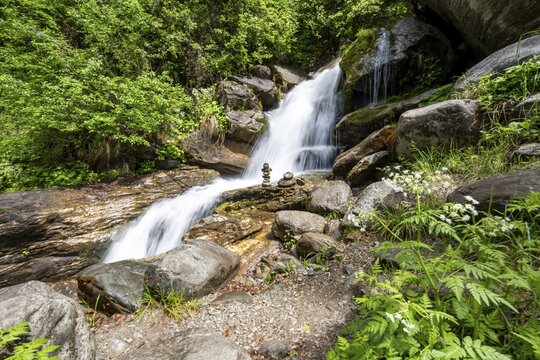 Waterfall and stone men, M&uuml;hldorfer Bach flows through the Barbarossa Gorge, long exposure, M&ouml;lltal, M&uuml;hldorf, Carinthia, Austria