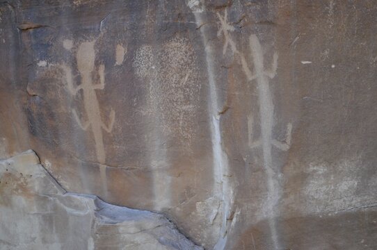 Petroglyphs of the Fremont culture of lizards on a rock with faded sandstone, Dinosaur National Monument, Utah, USA